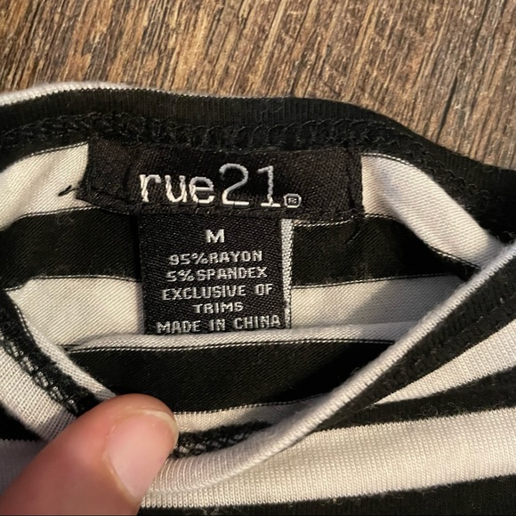 Black and white Rue 21 croptop - Picture 3 of 3